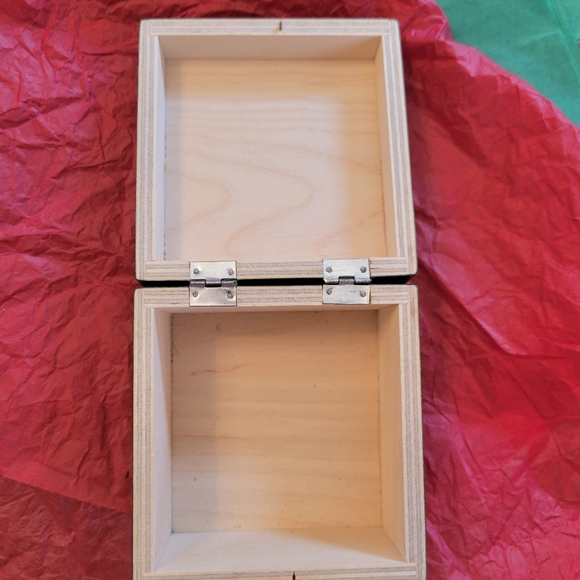 Russian Lacquered Trinket Box ~ Handpainted (?) ~ Pretty! - Picture 12 of 15